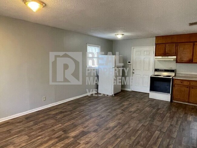 Building Photo - Three Bedroom Home in East Macon!