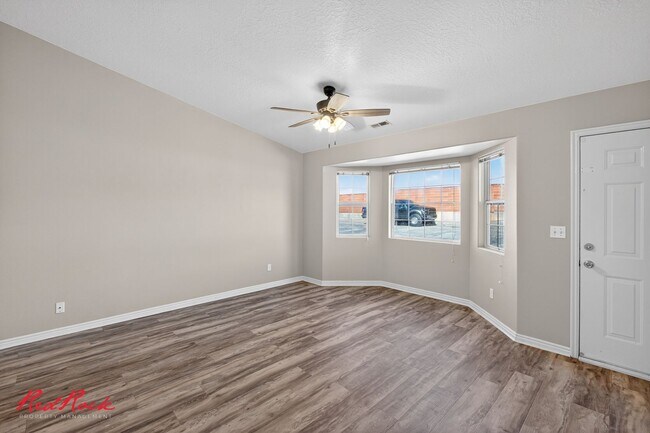 Building Photo - Charming 3 bedroom Townhome Close to Shopping