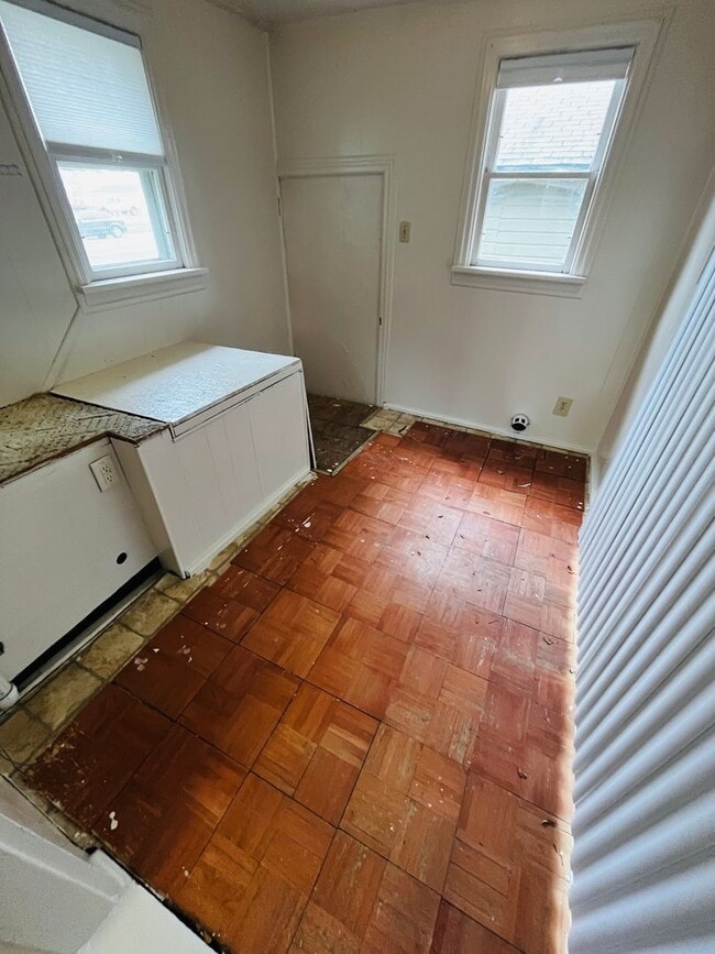 Building Photo - 2-Bed, 1-Bath Home with Detached Garage & Huge Backyard! Pet Friendly (Currently occupied)