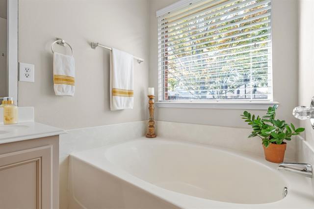 Building Photo - 6005 Parkplace Dr