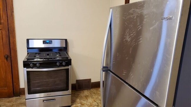 Building Photo - Remodeled Spacious Two Bedroom Lower Duplex!