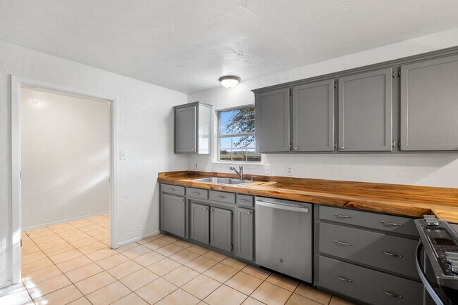 Building Photo - Horse Property