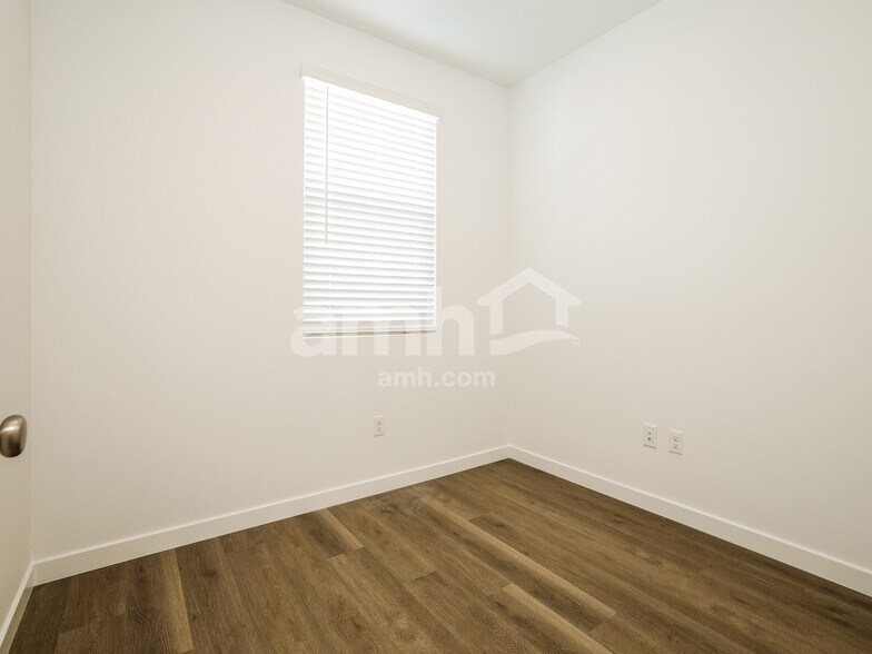 Building Photo - 2355 Dolly Ave
