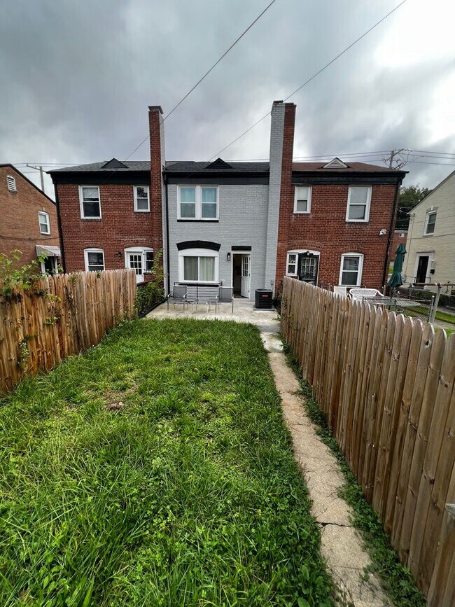 Building Photo - Lovely 2 BR/2 BA Townhome in Riggs Park!