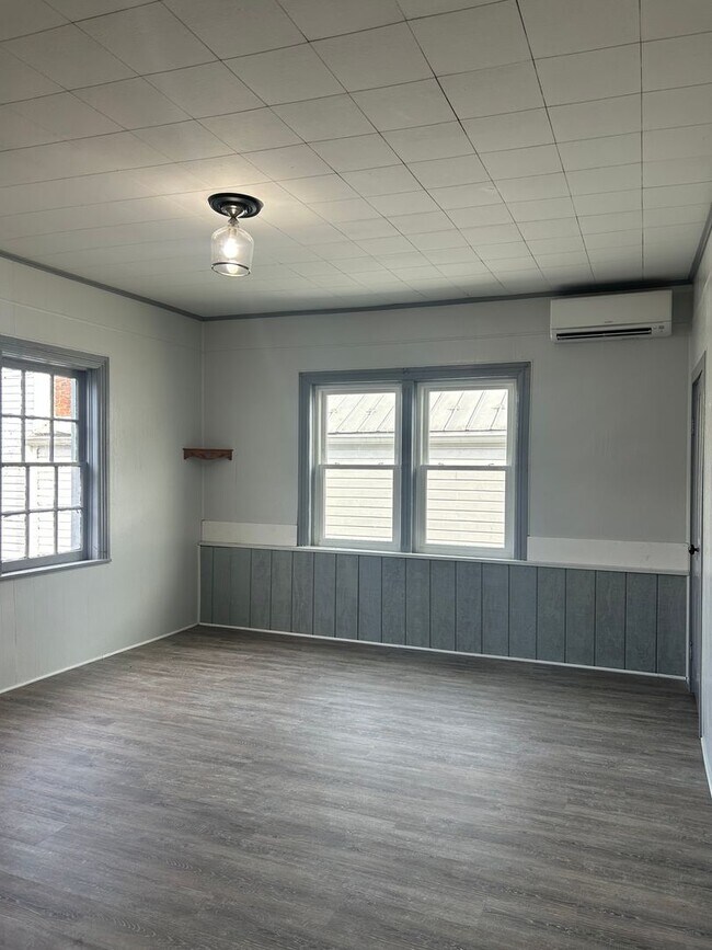 Building Photo - 27 W Seminary St