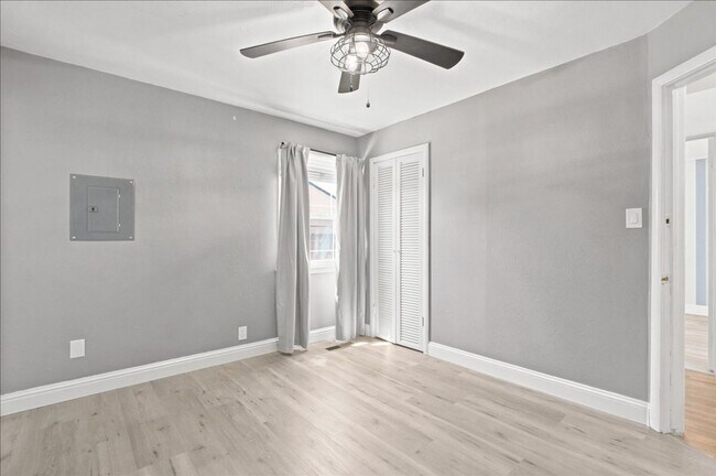 Building Photo - 601 Poplar Ave