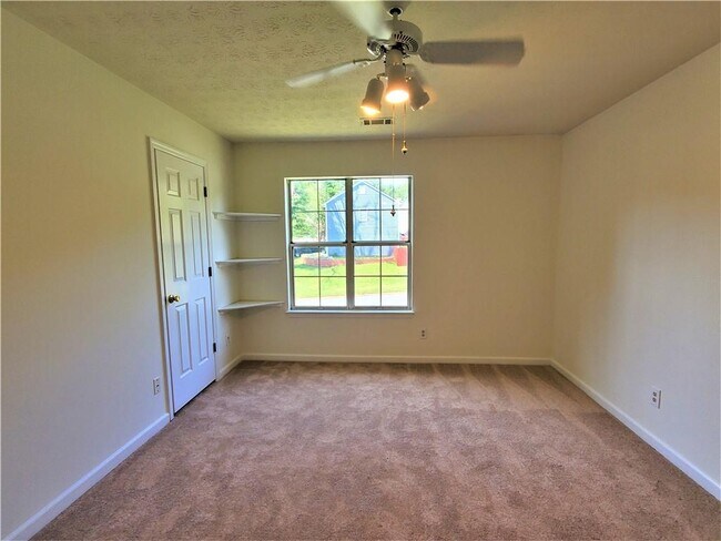 Building Photo - 190 Radner Run