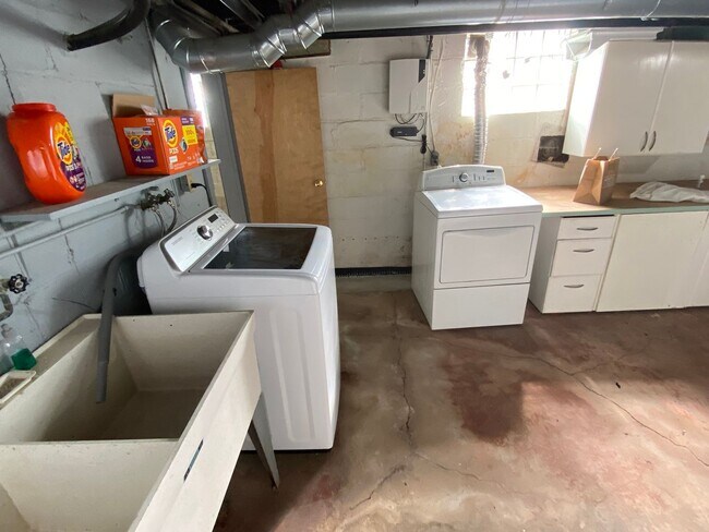 Building Photo - Charming 5 Bed 2 Bath House in Carnegie!