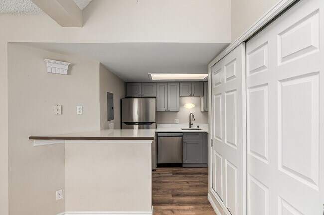 Building Photo - "Cozy 1-Bedroom Condo Retreat in Prime Tho...