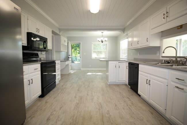 Building Photo - 203 Dorsey Way