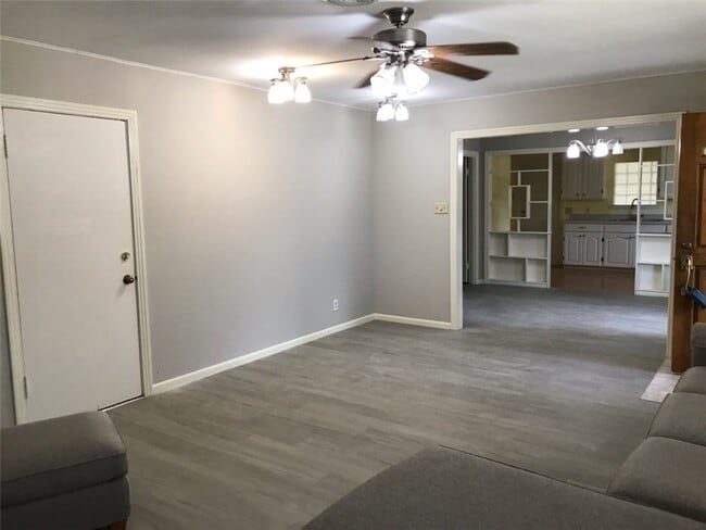 Building Photo - 837 Rosedale Dr