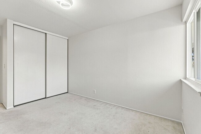 Building Photo - Northpoint Townhome