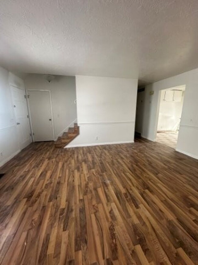 Building Photo - 2 Weeks Rent Free! 5 Bed 3.5 Bath Home for...