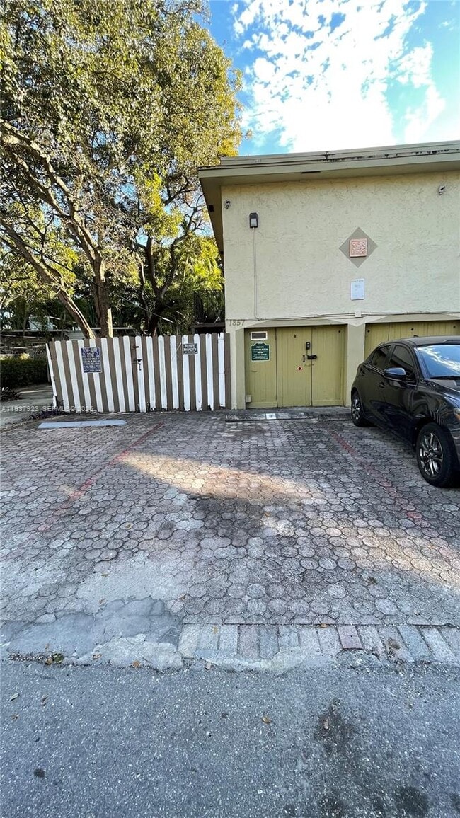 Building Photo - 1857 Buchanan St
