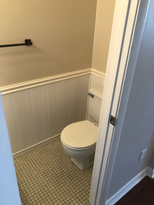 Building Photo - 2 Bed 1.5 Bath Townhome Located in Jacksonville Beach - Fenced in Yard!
