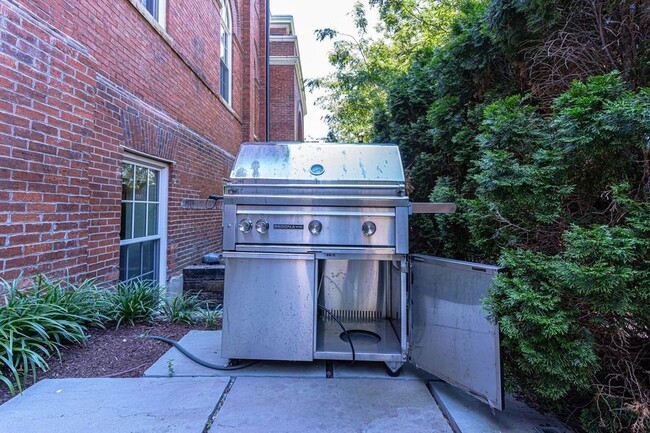 Building Photo - Stunning Capitol Hill One-Bedroom!