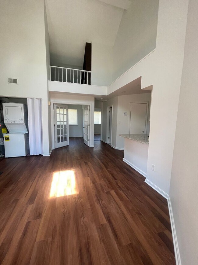 Building Photo - TOP FLOOR CONDO WITH ONE BEDROOM, DEN WITH...