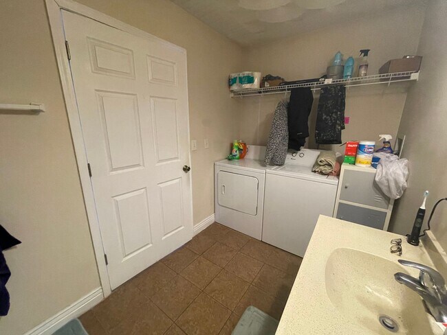 Building Photo - 4 Bedroom Close to Ithaca College