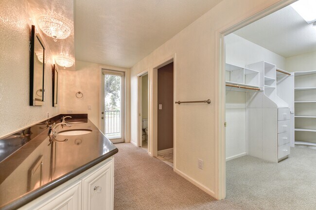 Building Photo - 6533 Chesbro Cir