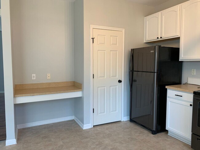 Building Photo - Spacious 3-Bed / 2.5-Bath Townhome – Antrim Crossing Subdivision