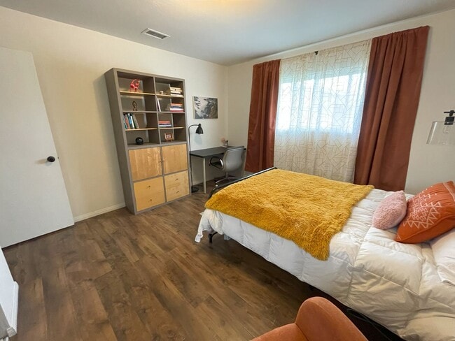 Building Photo - Beautiful single story 3 bedroom w/2 parki...