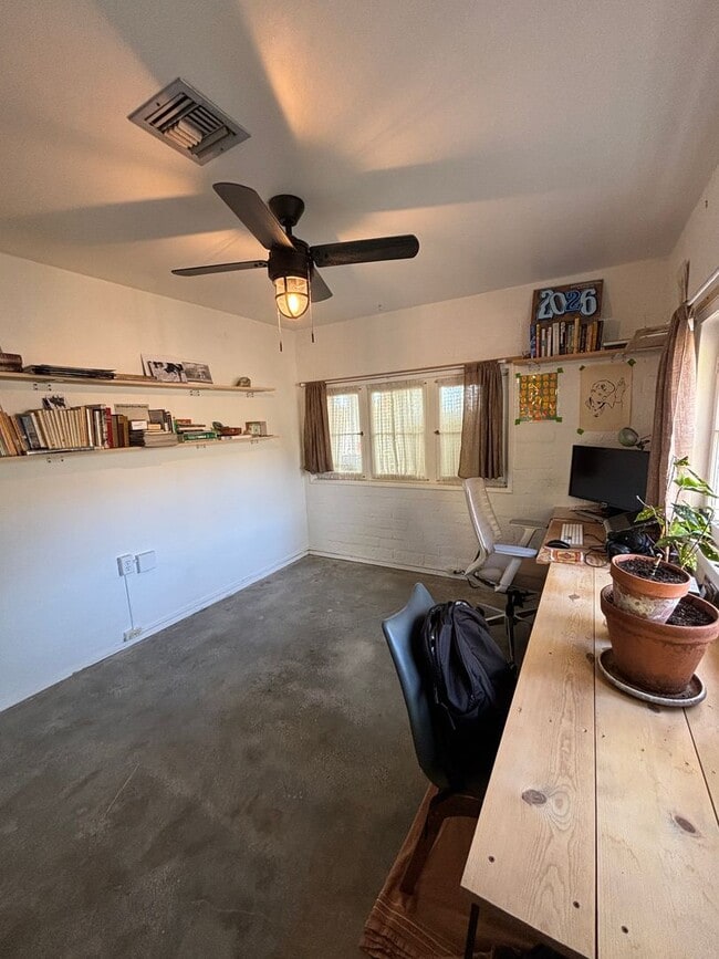 Building Photo - Charming Desert Retreat