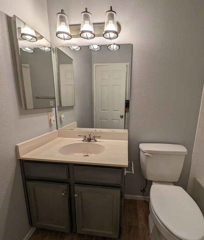 Building Photo - 2 Bedroom Condo in the Sonoma Village Comm...