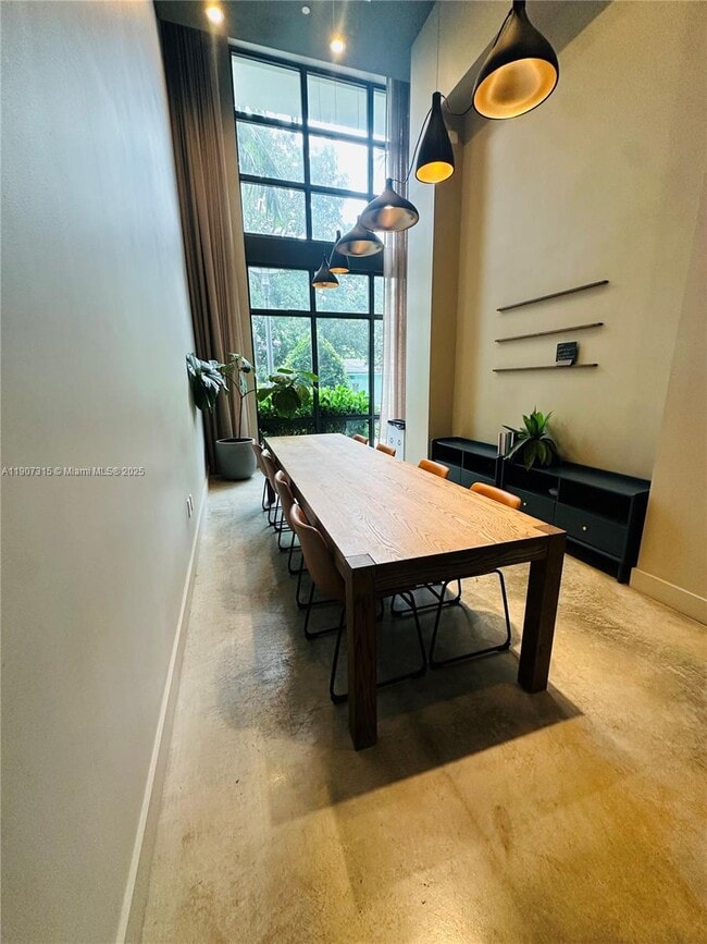 Building Photo - 817 SE 2nd Ave