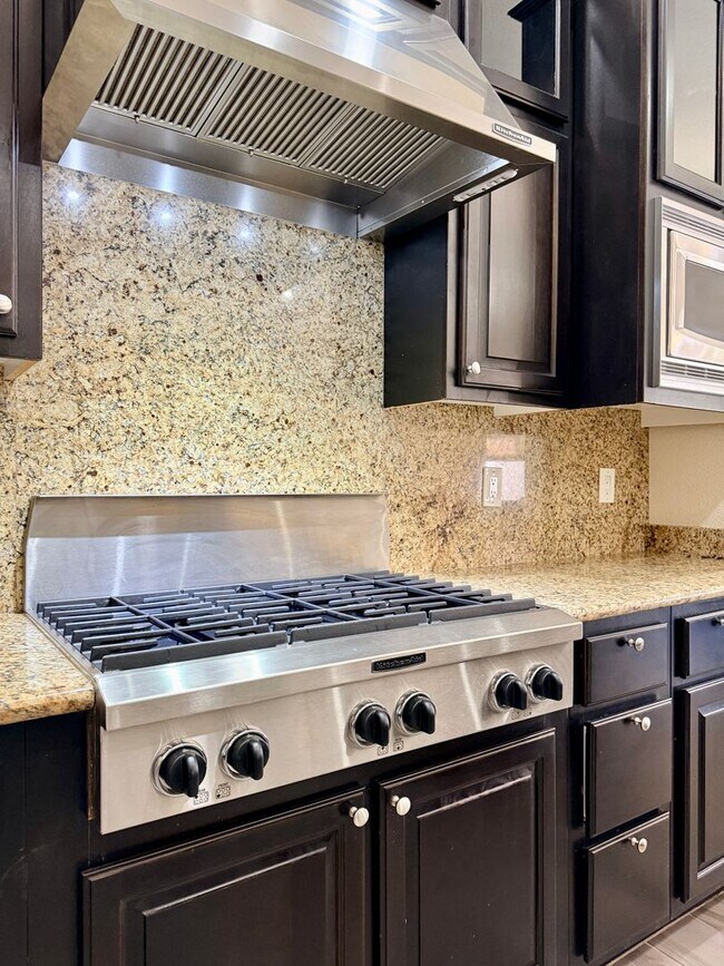 Building Photo - Welcome to this stunning 5-bedroom, 3-bath home located in the desirable Estates of Wigwam Ranch ...