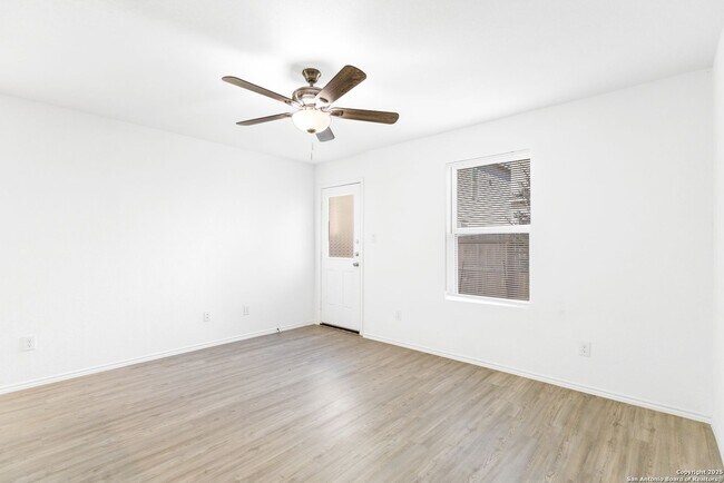 Building Photo - Charming Home Awaits: Spacious & Modern Living in a Prime Location
