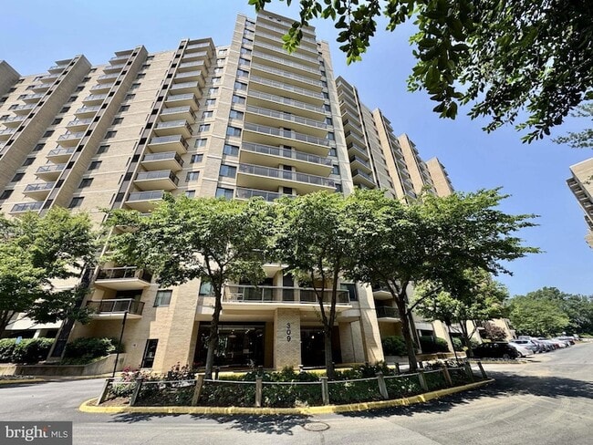 Building Photo - 309 Yoakum Pkwy