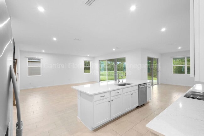 Building Photo - 13053 Pergola Ave