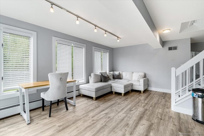 Building Photo - 4 Candlewood Birches