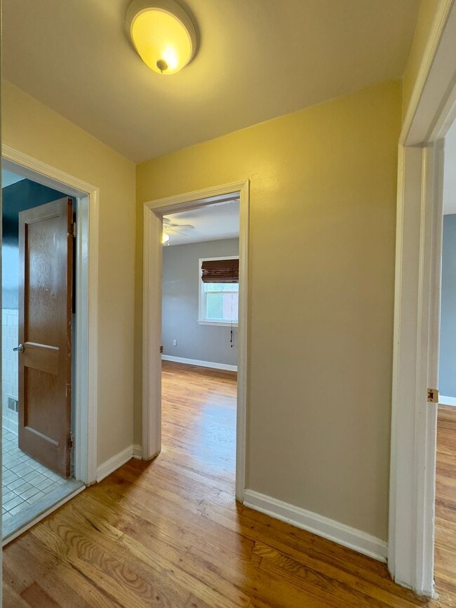 Building Photo - Charming 2 Bedroom/1 Bathroom Duplex Home ...