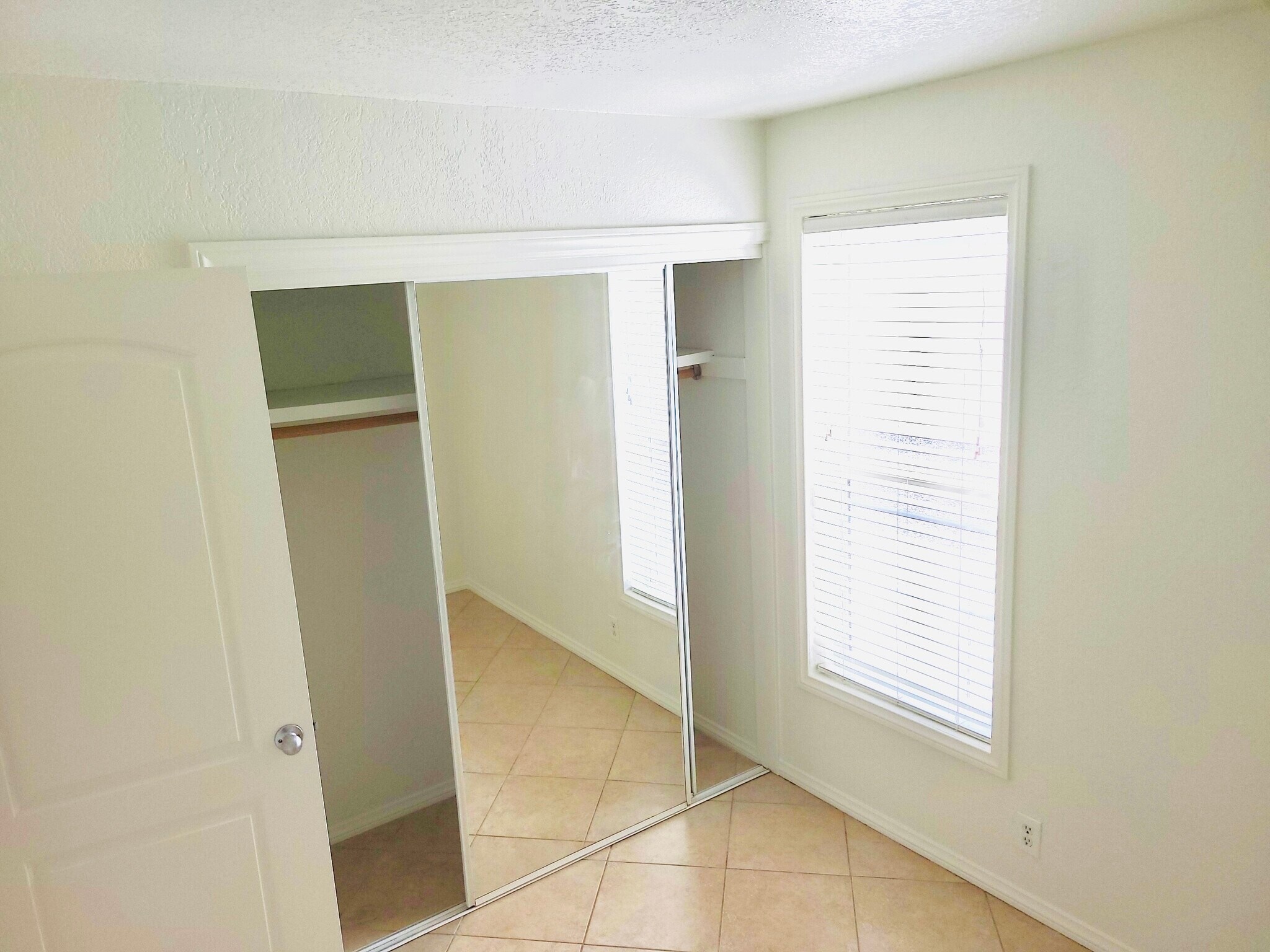 Building Photo - 261 Cottonwood Dr