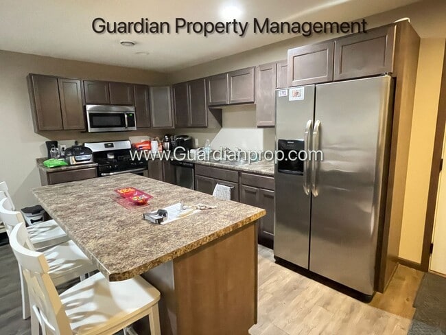 Building Photo - Lakeville 2 Bedroom Town Home, 2 Car Garage, 2.5 Baths, Washer/Dryer, Available April