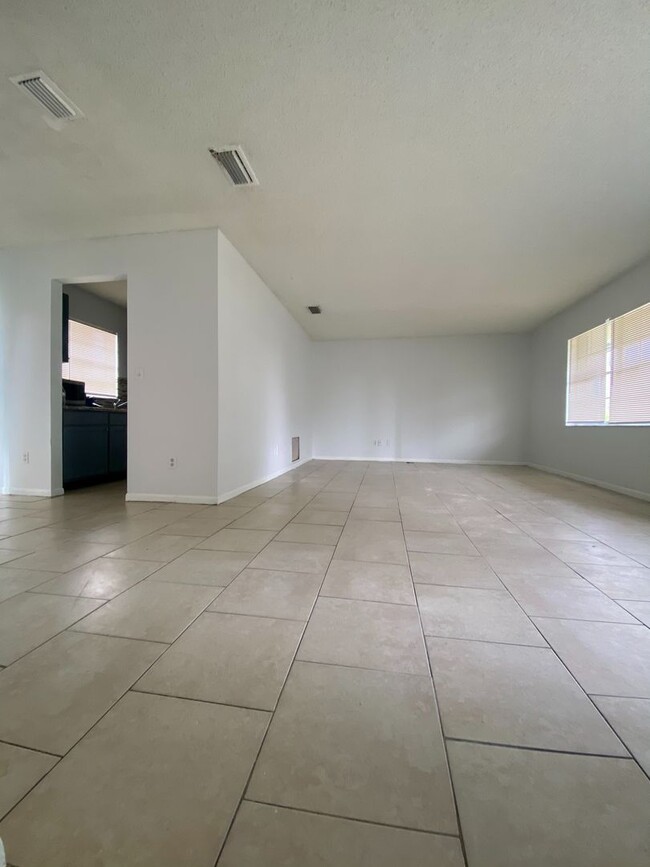 Building Photo - 3/1.5 Home Now Available In Deltona