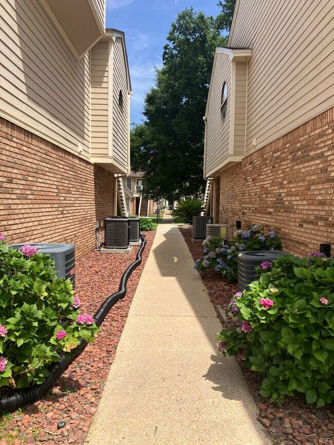 Building Photo - One Bedroom Condo with Loft, One-car Garag...