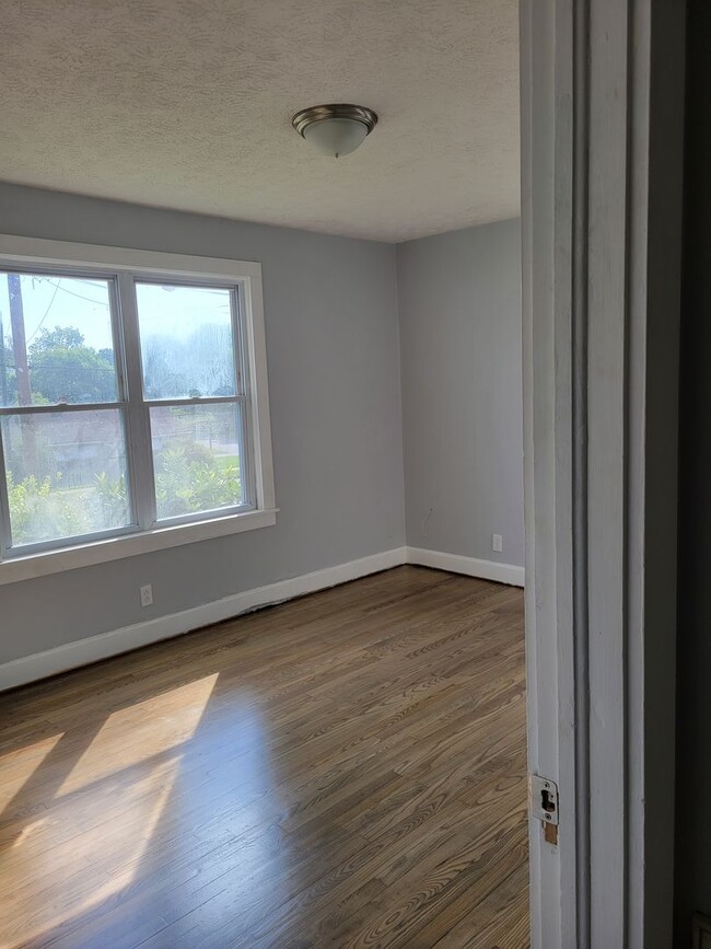 Building Photo - 3 bed 1 bath on Knob Creek Rd. near Johnso...
