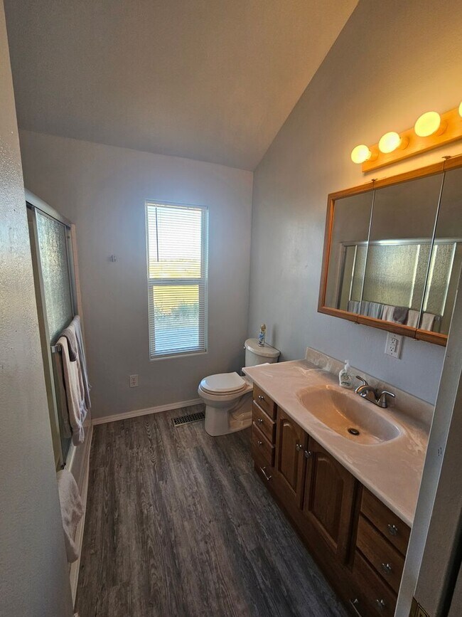 Building Photo - Beautiful, spacious single-family home