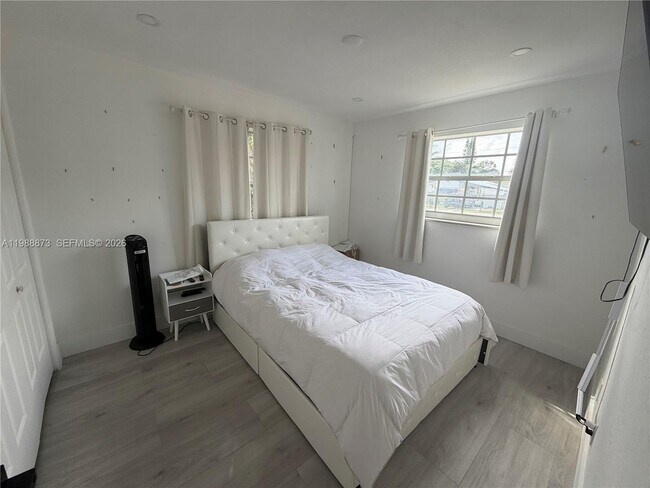 Building Photo - 660 SW 30th Terrace