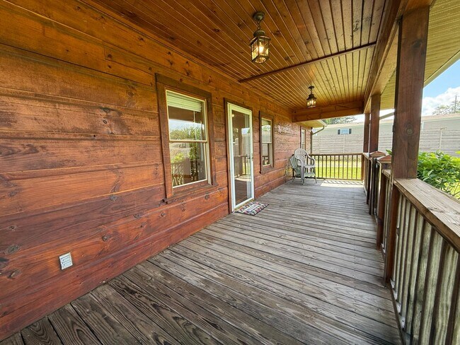 Building Photo - 1404 Maple Ln