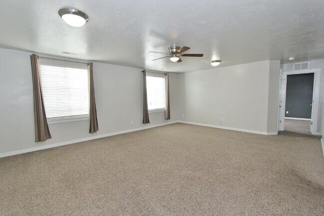 Building Photo - Spacious Home in Quiet Neighborhood