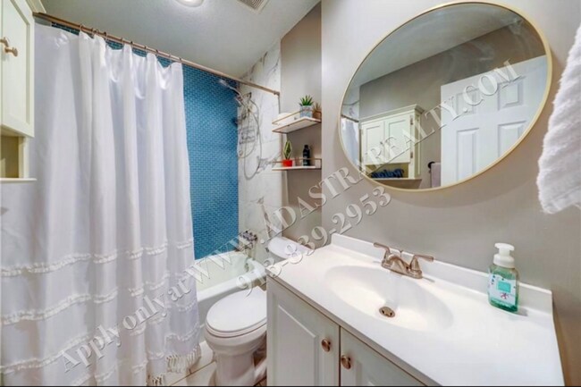 Building Photo - Beautiful Updated 3 Bed 3 Bath Home in Ove...