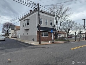 Building Photo - 556 Roosevelt Ave