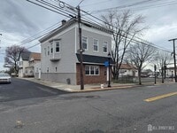 Building Photo - 556 Roosevelt Ave