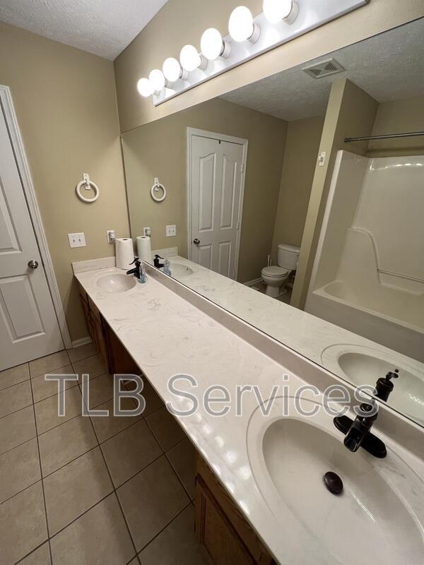 Building Photo - 211 Fall Creek Dr