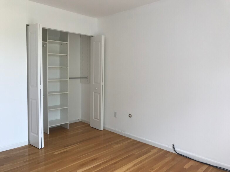 Building Photo - 142 Kenrick St