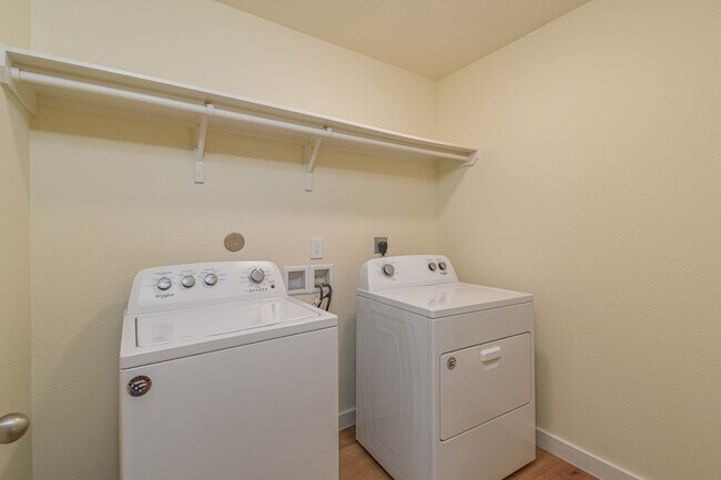 Building Photo - 1024 Water Oak Ln