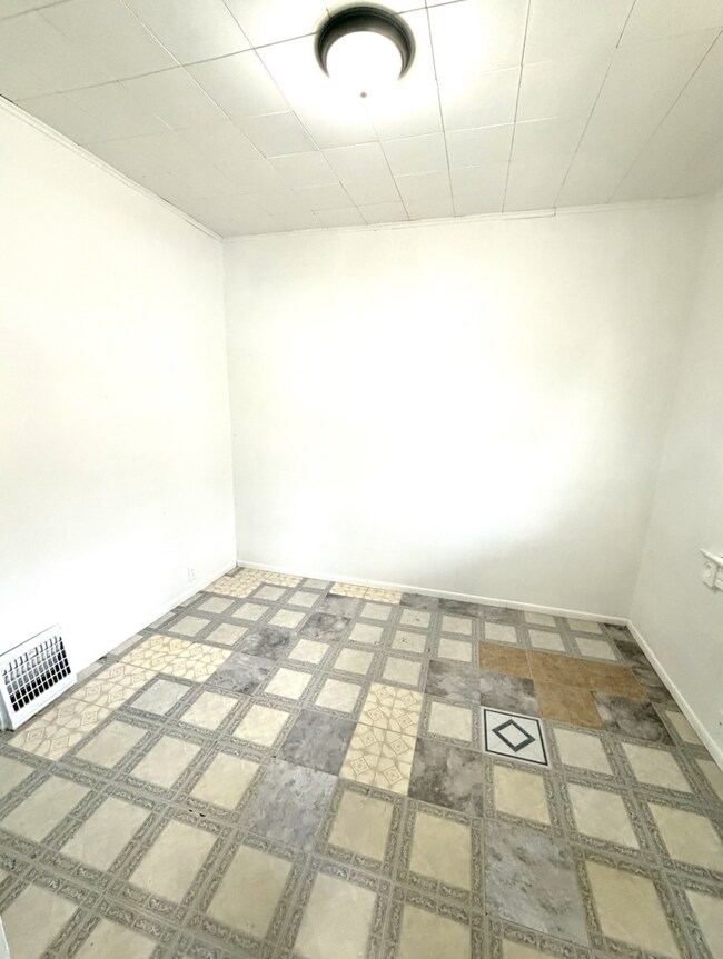 Building Photo - Main floor 3 Bed/1 Bath Available!